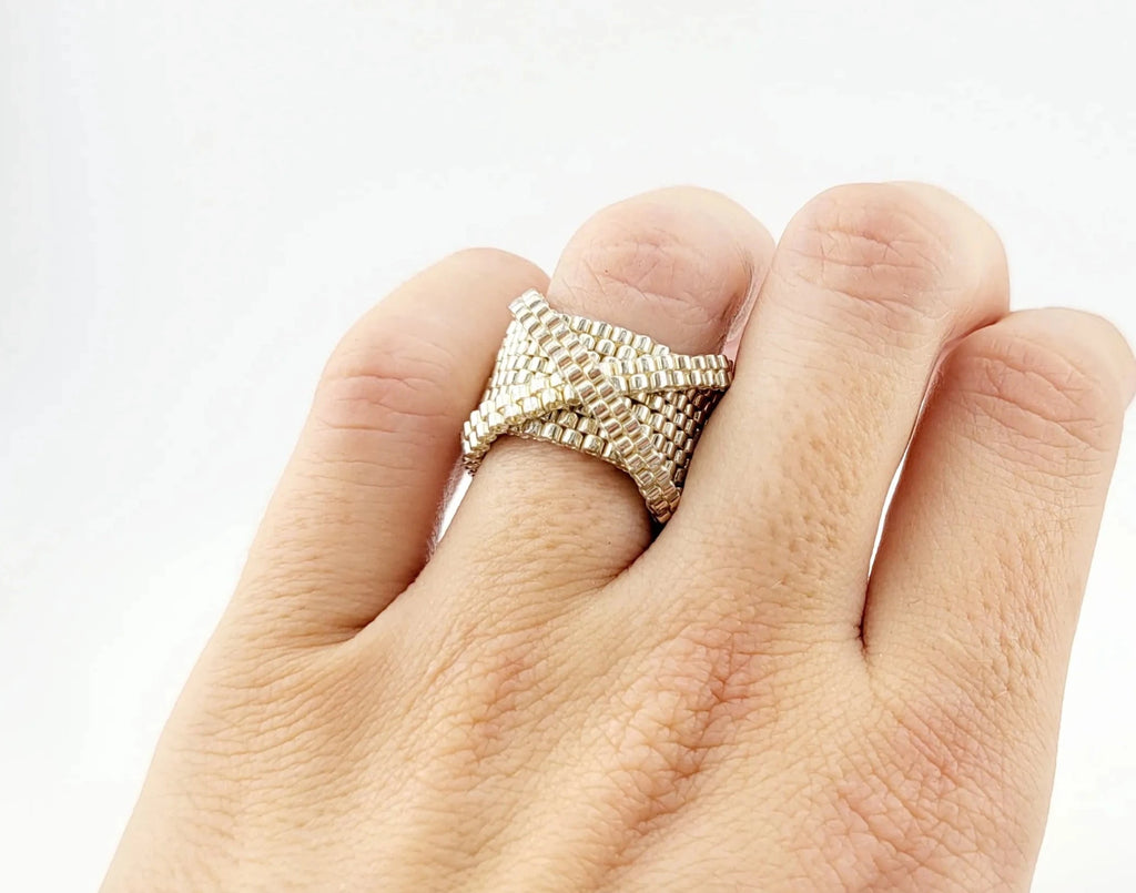 Modelo con un anillo cosido con cristal japonés plateado